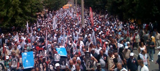 Binler Madımak'ın önünde: Sivas'ı unutma unutturma