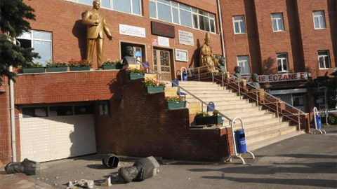 Alevi inanç önderlerinin büstlerine saldırı!